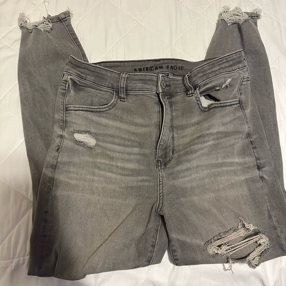American Eagle Women’s jeans size 12. Good condition. Very stretchy material.